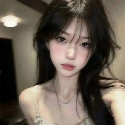 微光下的蓝色男孩